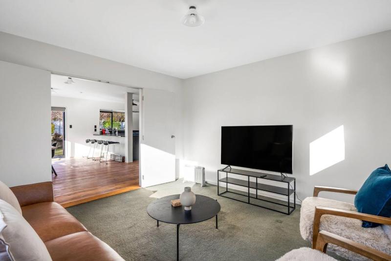 Wanaka close to town Modern with a Fireplace and Heat pumps Sleeps 6 - image 46