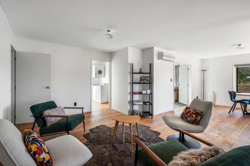 Wanaka close to town Modern with a Fireplace and Heat pumps Sleeps 6 - image 42