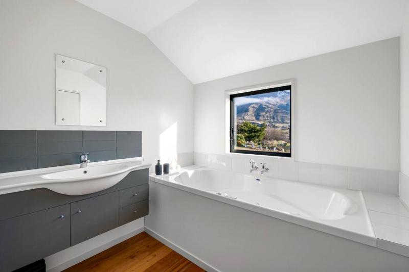 Wanaka close to town Modern with a Fireplace and Heat pumps Sleeps 6 - image 41