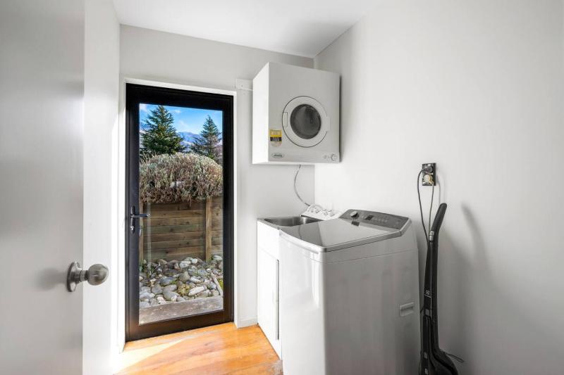 Wanaka close to town Modern with a Fireplace and Heat pumps Sleeps 6 - image 50