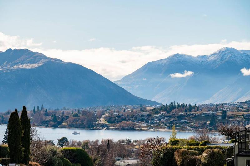 Wanaka close to town Modern with a Fireplace and Heat pumps Sleeps 6 - image 45