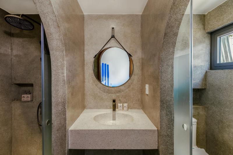 Sunrise Villa 4BR Beachside by HÙA Homes - image 15