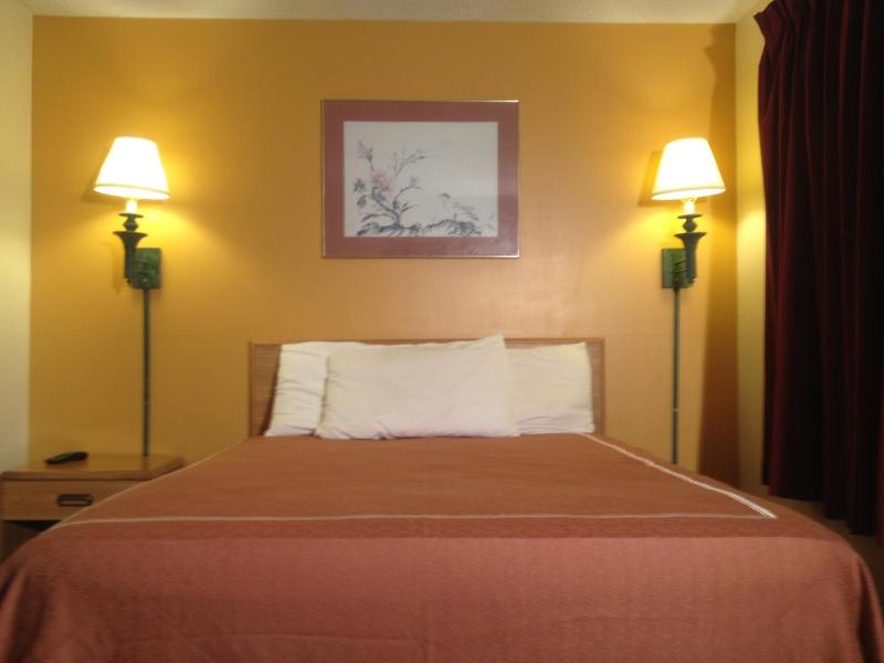 Standard Queen Room - Non-Smoking image 3
