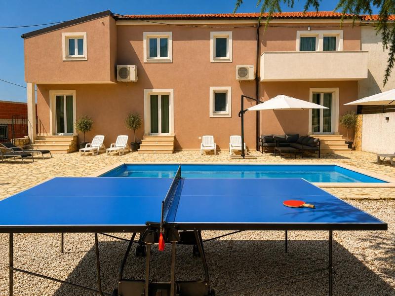 Countryside Pool Escape - image 23