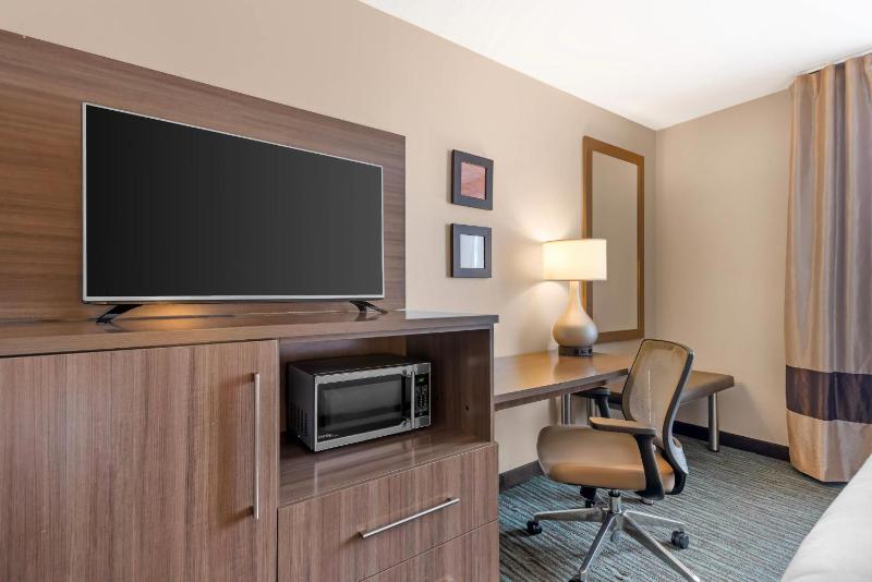 Comfort Inn & Suites Calgary Airport - North - image 9