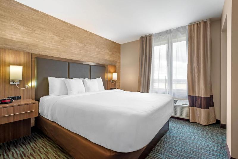 Comfort Inn & Suites Calgary Airport - North - image 10