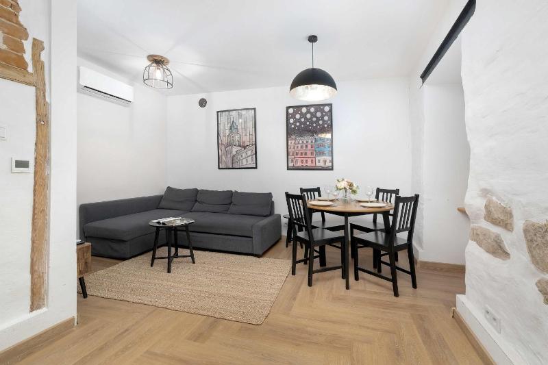 Two-Level Apartment in the City Center with Air Conditioning by Noclegi Renters - image 20