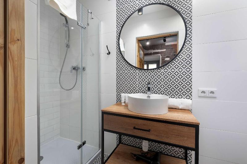 Two-Level Apartment in the City Center with Air Conditioning by Noclegi Renters - image 18