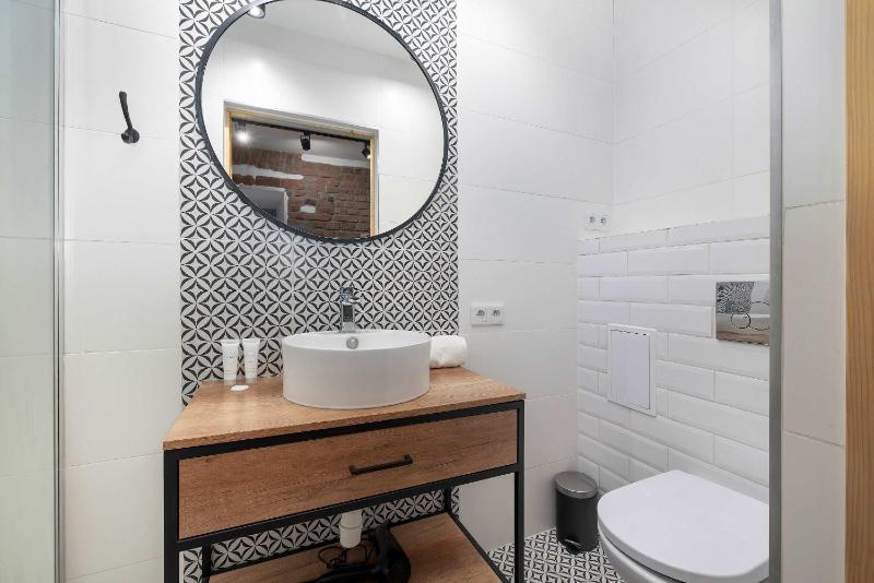 Two-Level Apartment in the City Center with Air Conditioning by Noclegi Renters - image 12