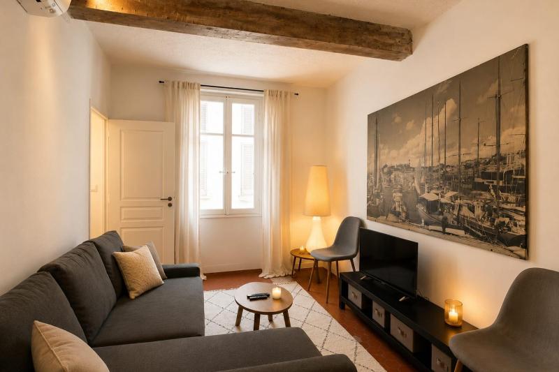 Enchanting 1-bedroom apartment on rue Fourmillière - image 1