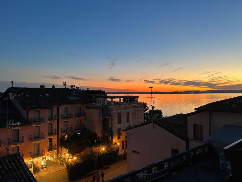 Sunset Lake View with private terrace - Italian Homing - image 12