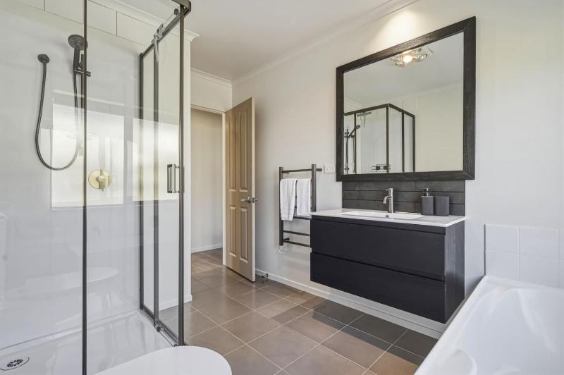 25A Hideaway - 3 Bed 2 Bath with Deck & BBQ - image 11