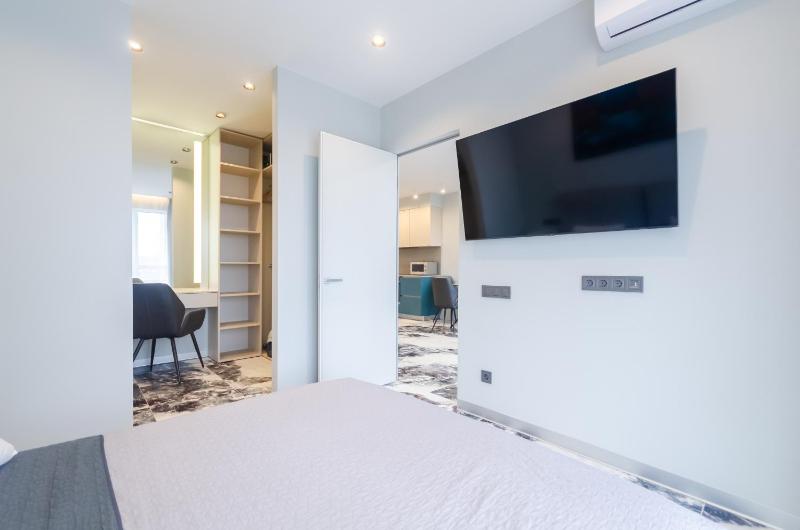 7-23 Kvartet Vasyl Lypkivskyi 16b Kyiv railway station metro nearby fantastic city view Petrovdom Apartment - image 9