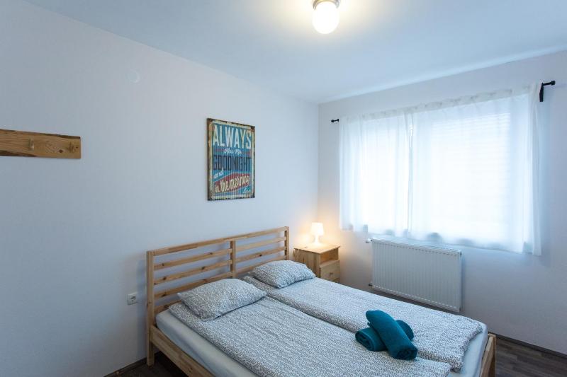Basic Double Room image 2