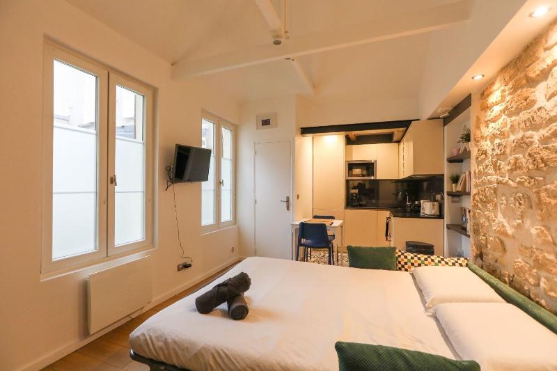 Charming studio in the 17th ideal for 2 - image 3
