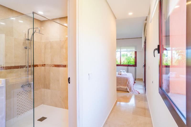 Cubo's Alicate Playa Marbella Apartment - image 8