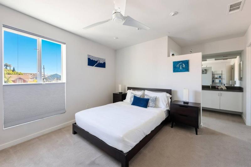 Modern 2BR + Loft Family Home steps to Echo Park - image 1