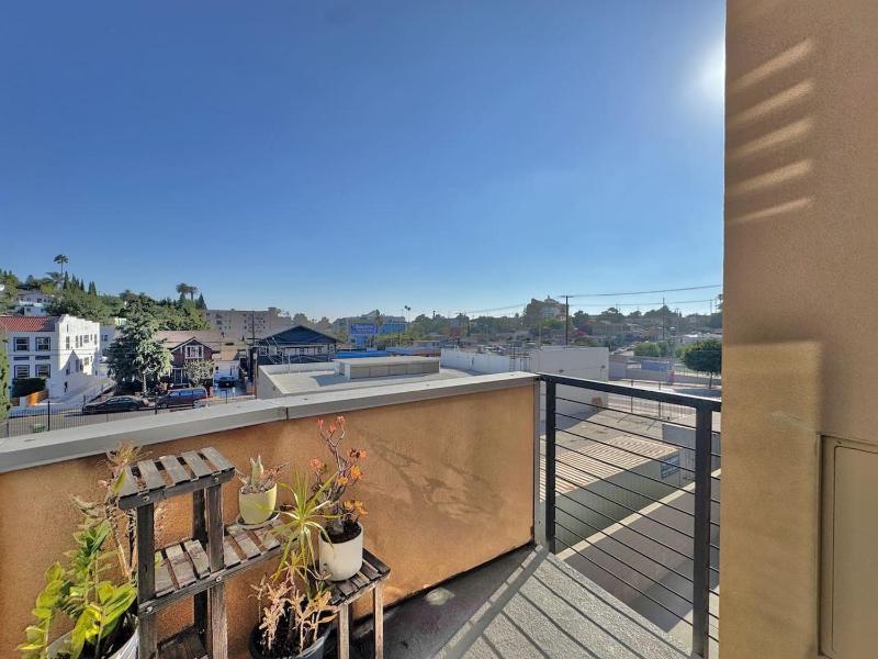 Modern 2BR + Loft Family Home steps to Echo Park - image 7