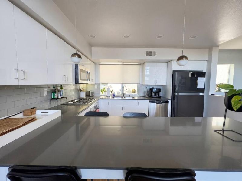 Modern 2BR + Loft Family Home steps to Echo Park - image 8