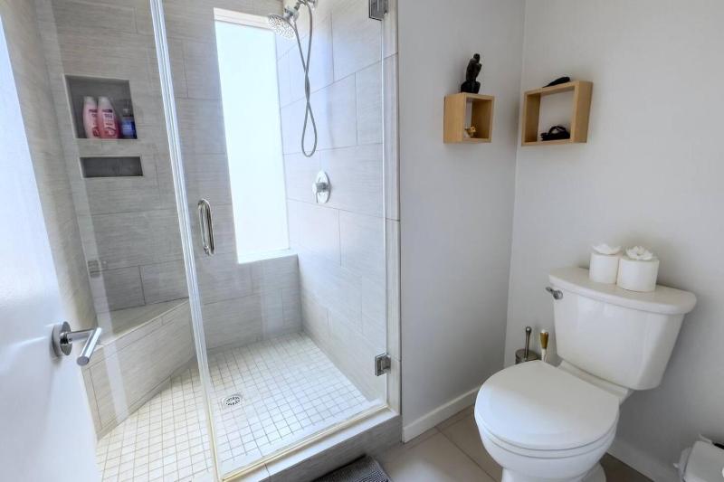 Modern 2BR + Loft Family Home steps to Echo Park - image 16