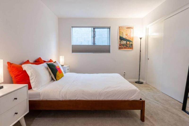 Modern 2BR + Loft Family Home steps to Echo Park - image 5