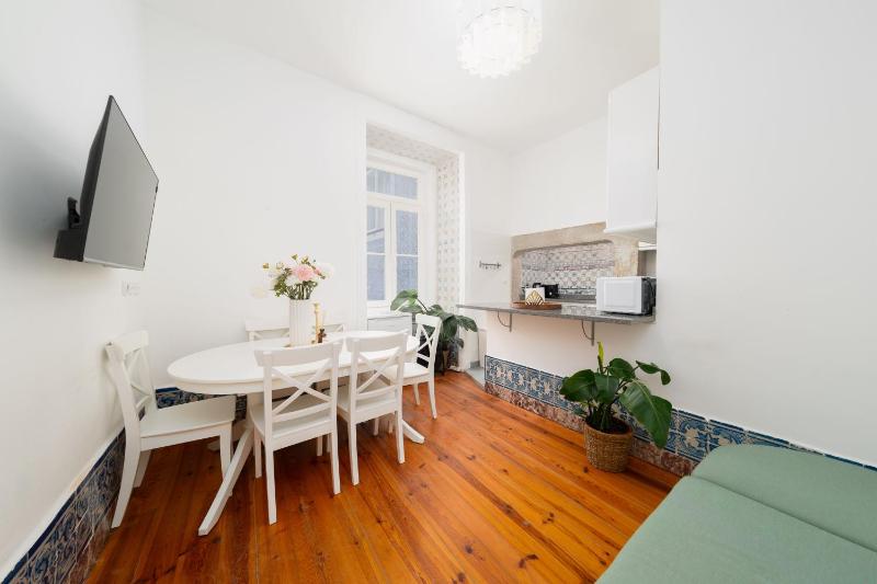 Luxury Central Lisbon Stay wAC at Your Doorstep - image 16