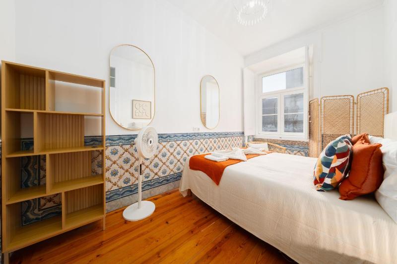 Luxury Central Lisbon Stay wAC at Your Doorstep - image 9