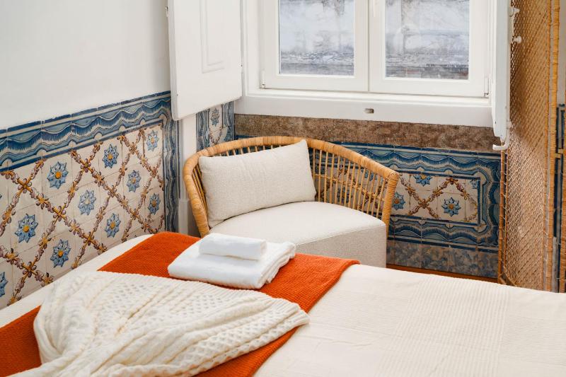 Luxury Central Lisbon Stay wAC at Your Doorstep - image 11