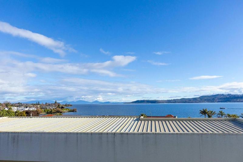 Harvey Heights Retreat - with lake views spa and space for parking boat - image 23