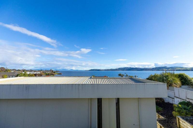 Harvey Heights Retreat - with lake views spa and space for parking boat - image 4