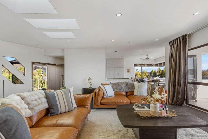 Harvey Heights Retreat - with lake views spa and space for parking boat - image 20