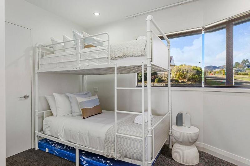 Harvey Heights Retreat - with lake views spa and space for parking boat - image 3