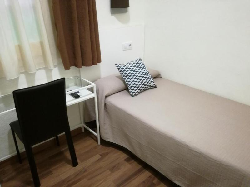 Hostal Lesseps - image 7