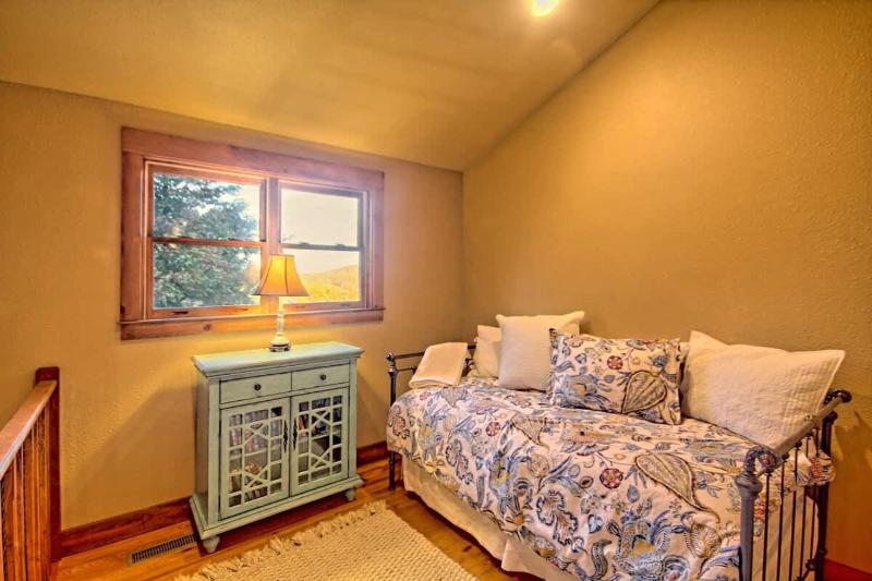 Cottage in the Woods Retreat - image 12