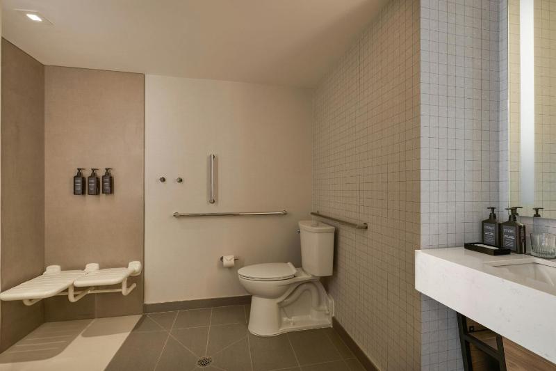 Sheraton Philadelphia University City Hotel - image 10