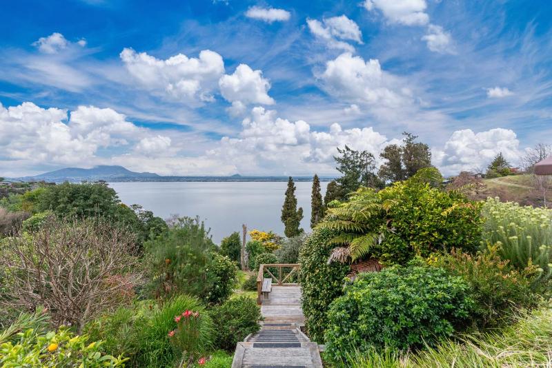 Lakeside Lookout - Acacia Bay Holiday Home - image 26