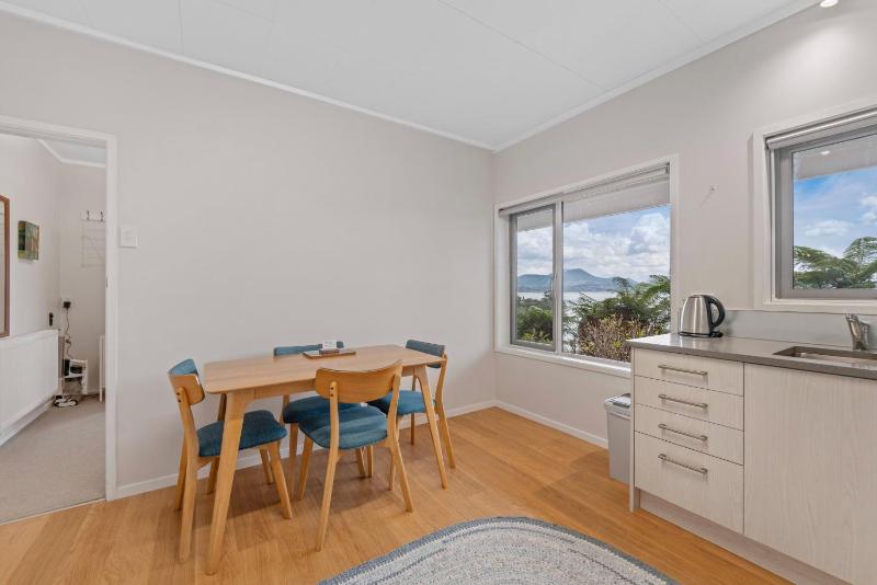 Lakeside Lookout - Acacia Bay Holiday Home - image 25