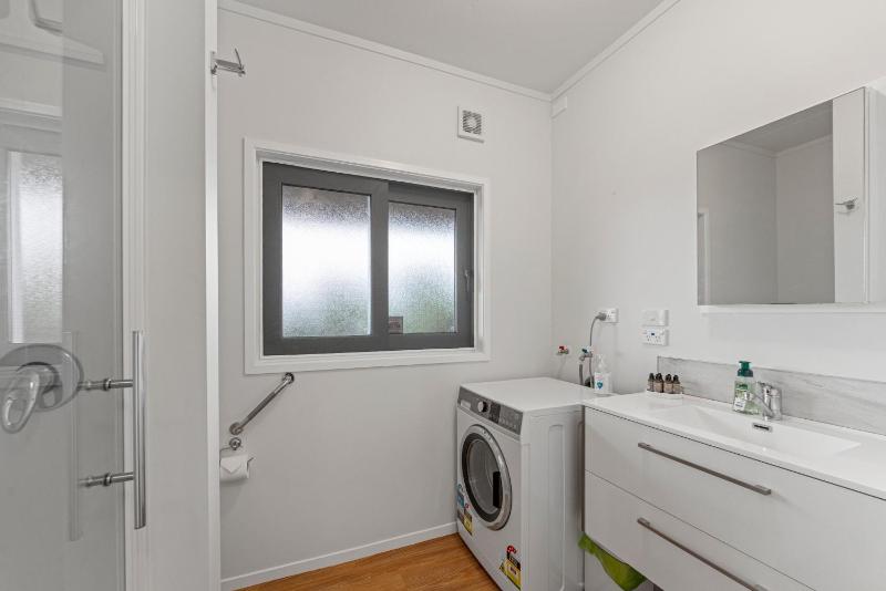 Lakeside Lookout - Acacia Bay Holiday Home - image 21