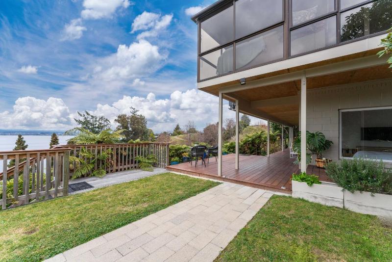 Lakeside Lookout - Acacia Bay Holiday Home - image 18