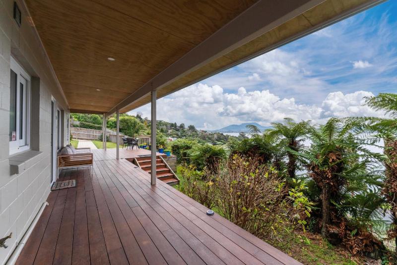 Lakeside Lookout - Acacia Bay Holiday Home - image 8