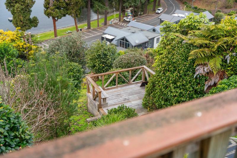 Lakeside Lookout - Acacia Bay Holiday Home - image 17