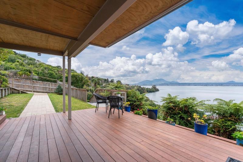 Lakeside Lookout - Acacia Bay Holiday Home - image 10