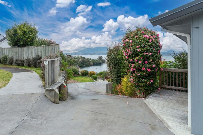 Lakeside Lookout - Acacia Bay Holiday Home - image 14