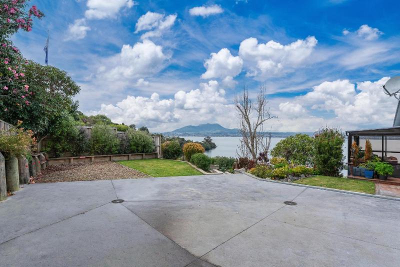 Lakeside Lookout - Acacia Bay Holiday Home - image 27