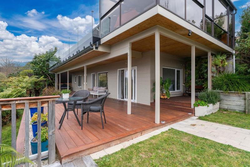 Lakeside Lookout - Acacia Bay Holiday Home - image 5