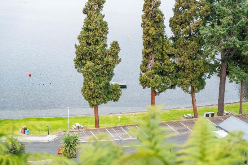 Lakeside Lookout - Acacia Bay Holiday Home - image 13