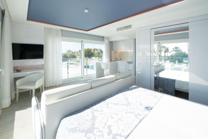 Studio with Sea View (2 Adults) image 1