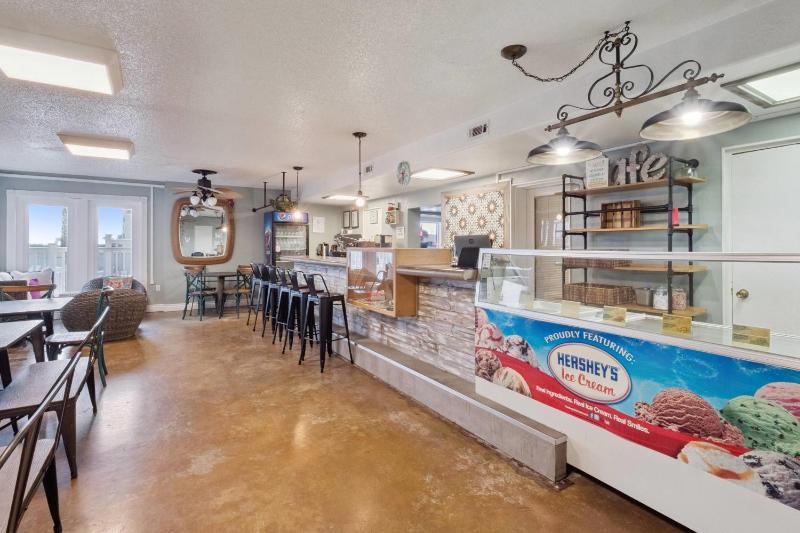 Howard Johnson by Wyndham Oceanfront Daytona Beach - image 28