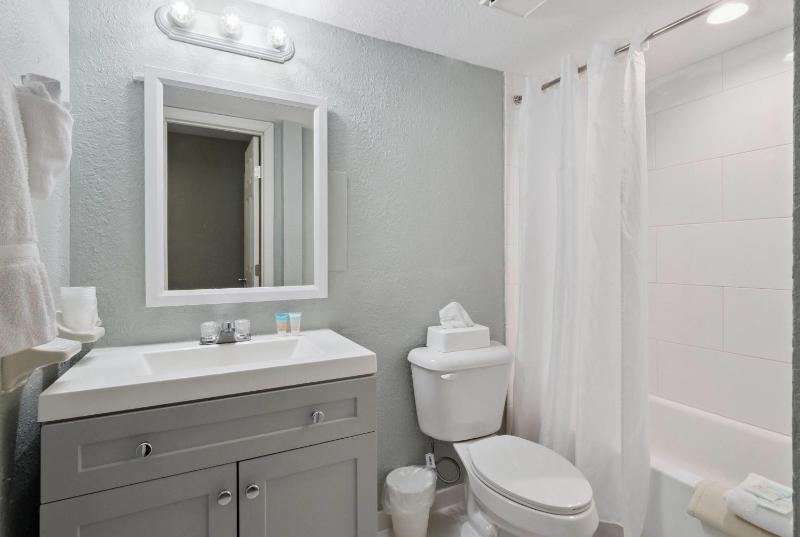 Howard Johnson by Wyndham Oceanfront Daytona Beach - image 34
