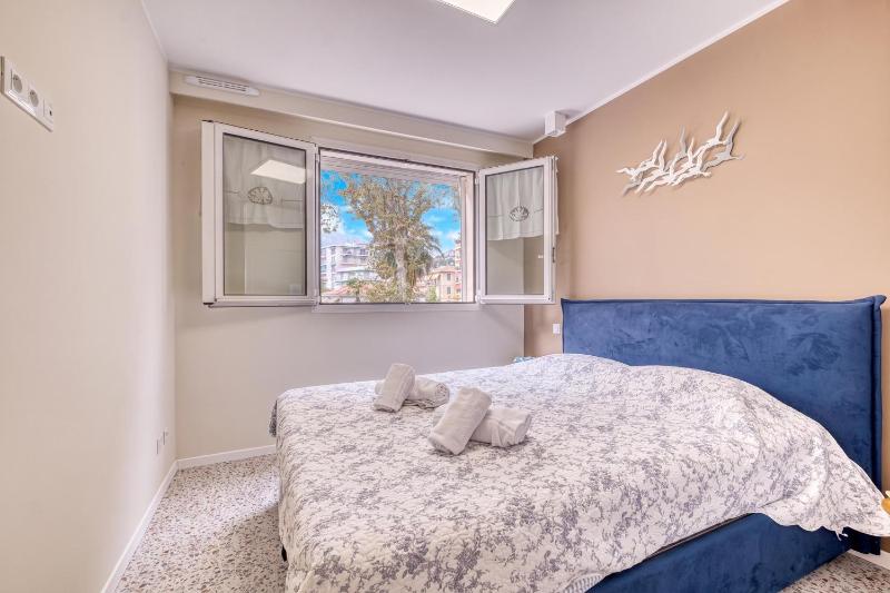 Rives d'Azur Apt with Sea View Terrace - Happy Rentals - image 32